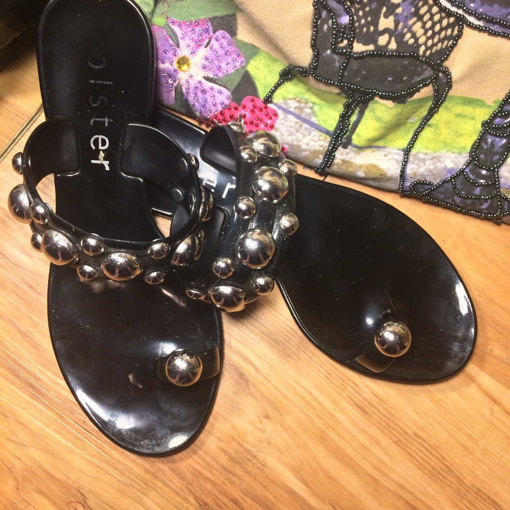 ❤️💥🎡 Fun @ Unique Sandals w Silver detail.